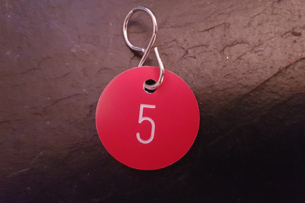 Nummernschilder aus Kunststoff, graviert, ohne Schlüsselringe, 1 - 100, Rot  : : Bürobedarf & Schreibwaren