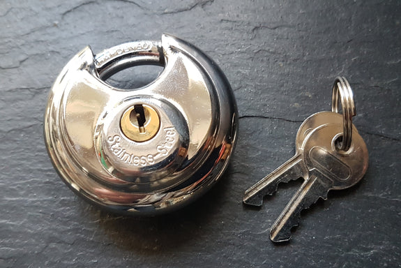 Vorhängeschlösser und Liebesschlösser mit Schlüssel oder Zahlenschoss
