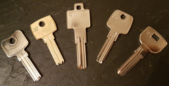 Zylinderschlüssel für Wohnung und Haustür eingeschnitten oder gebohrt
