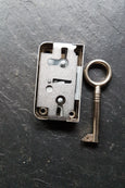 Anschraubschlösser mit Riegel für Möbeltüren inklusive 1 Schlüssel